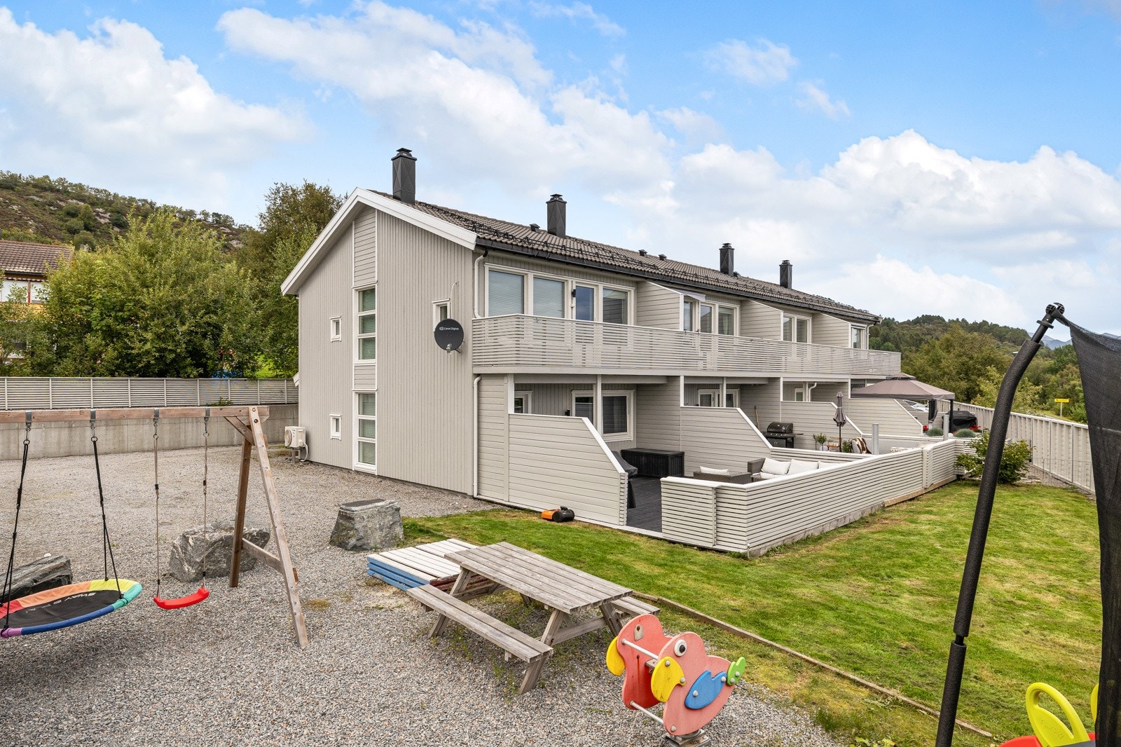 Foran egen terrasse er det en romslig, felles hage, i tillegg til en felleslekeplass for de minste. Galleribilde