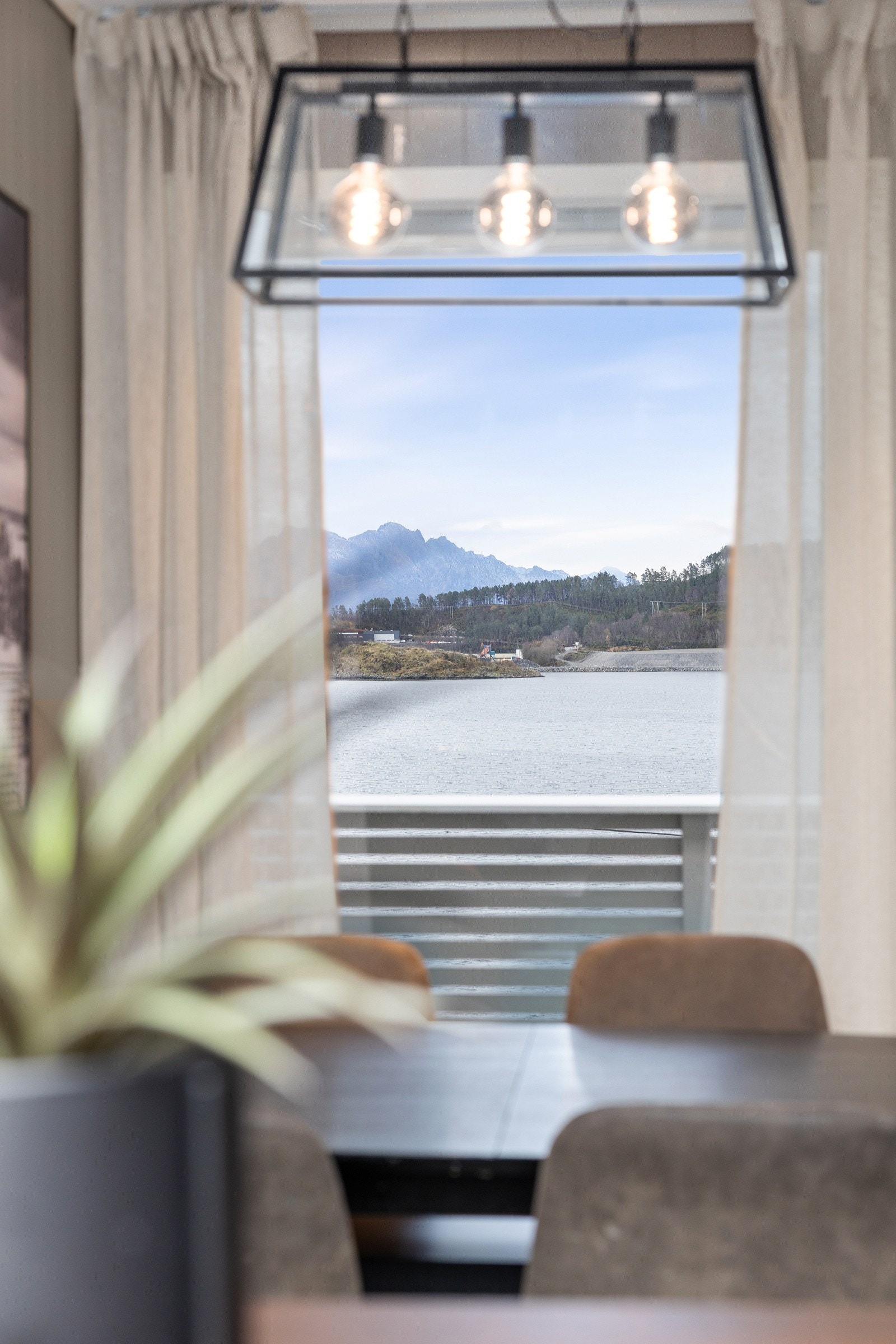 Utsikt fra stuevinduet. Galleribilde