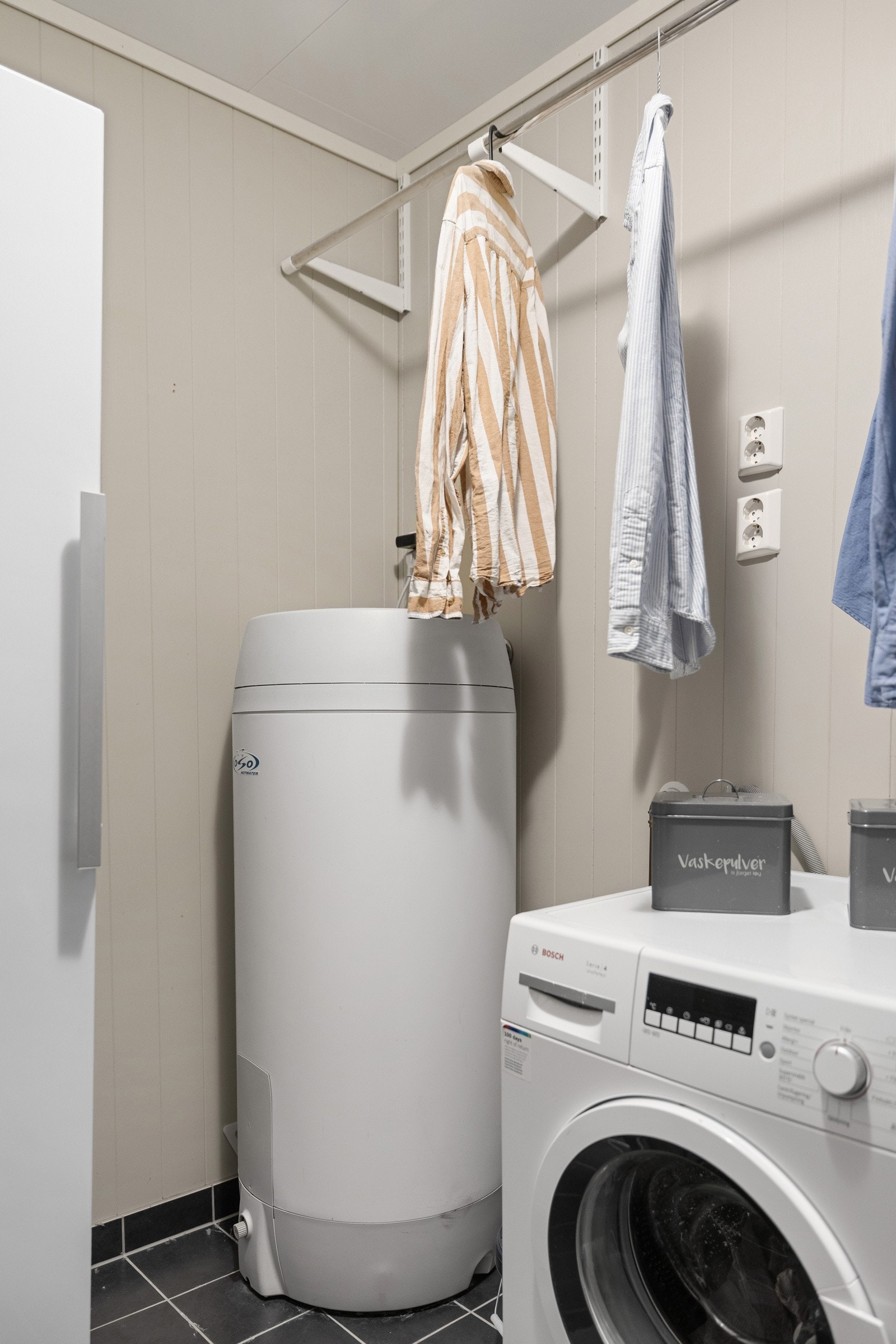 Videre er sentralstøvsugeren, ventilasjonsanlegget og sikringsskapet plassert her. Galleribilde