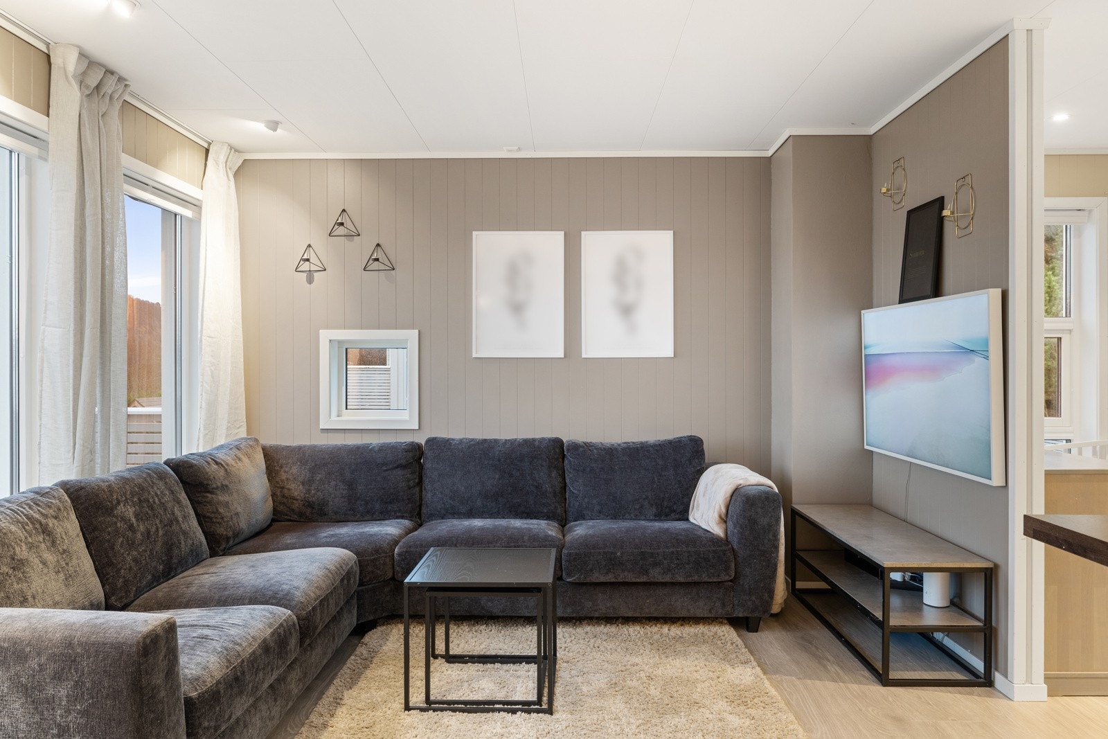 I sofahjørnet er det plass til hele familien. Galleribilde