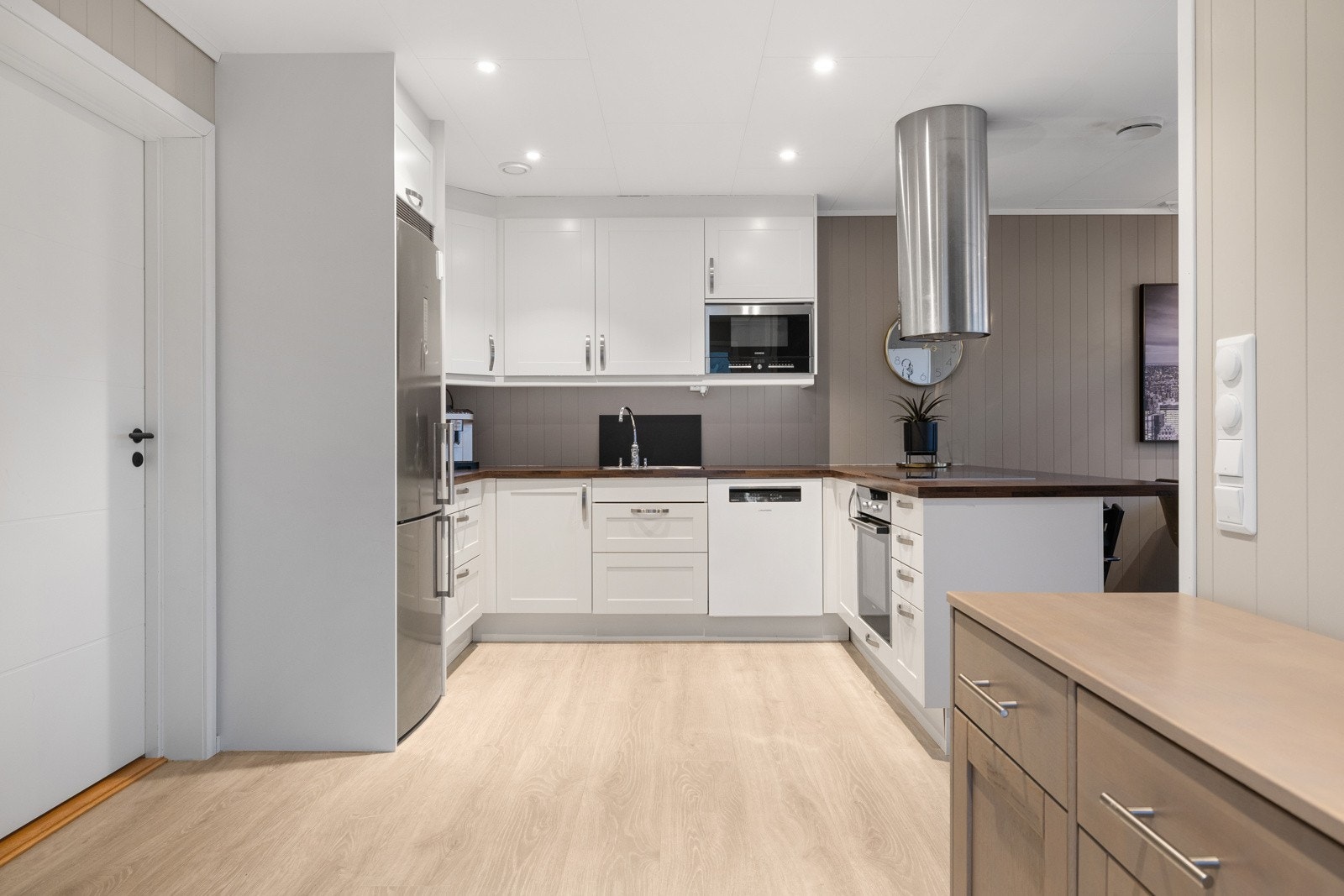 Her er det åpen stue-/kjøkkenløsning som gir god utnyttelse av plassen. Galleribilde