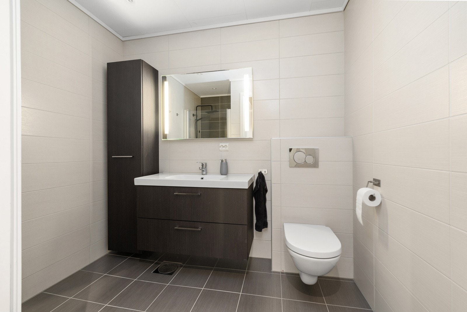 Stilrent bad med fliser på gulv og vegger, varmekabler i gulvet. Galleribilde