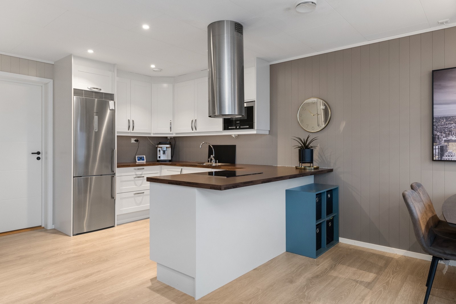 Kjøkkenet er praktisk plassert uten å ta for mye plass i stuen. Galleribilde