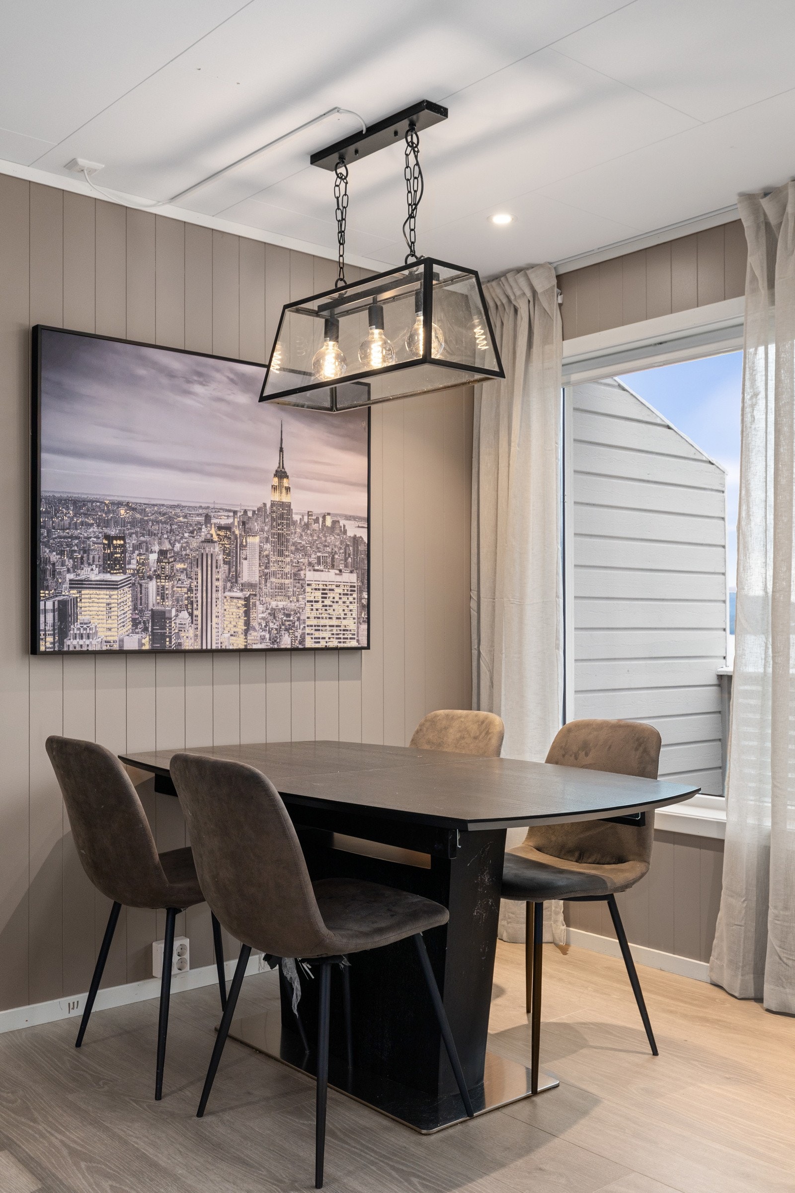 Kjekk spisestue hvor middagen kan inntas. Galleribilde