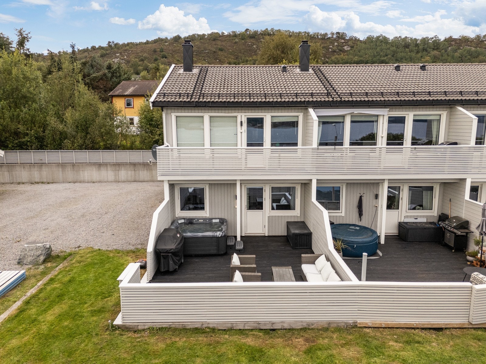 Rekkehuset ligger på en ende, går over to etasjer og har i tillegg to parkeringsplasser. Galleribilde