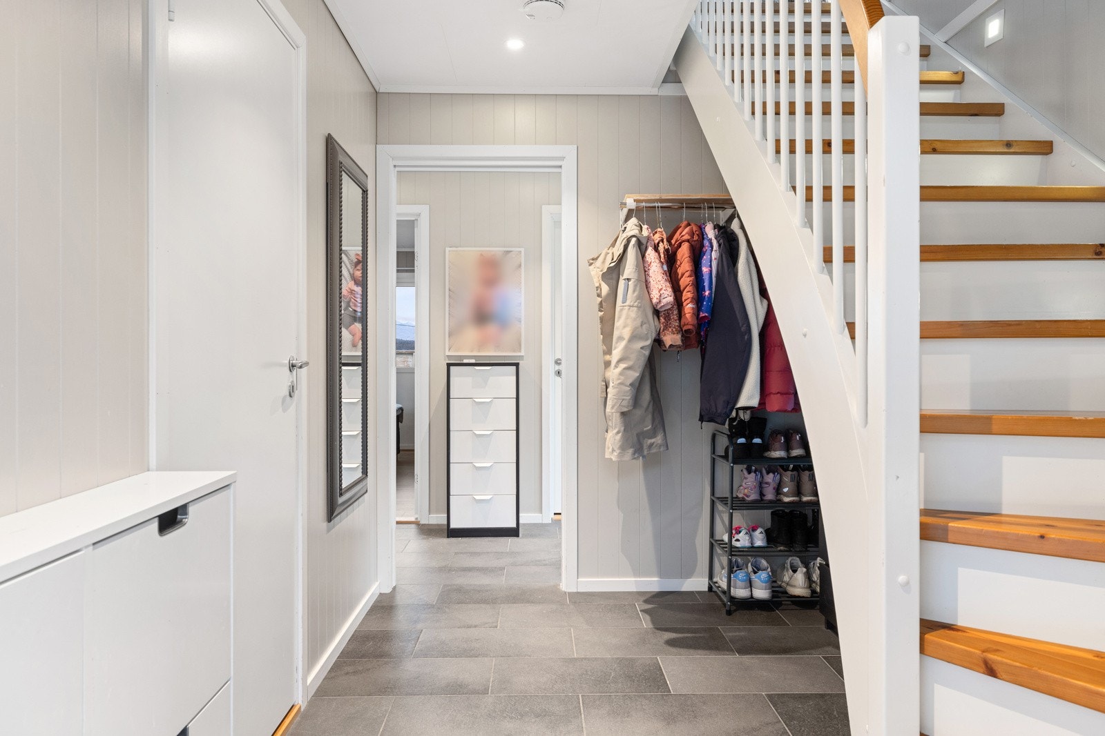 Det er gode muligheter for oppbevaring av sko og yttertøy i gangen. Galleribilde