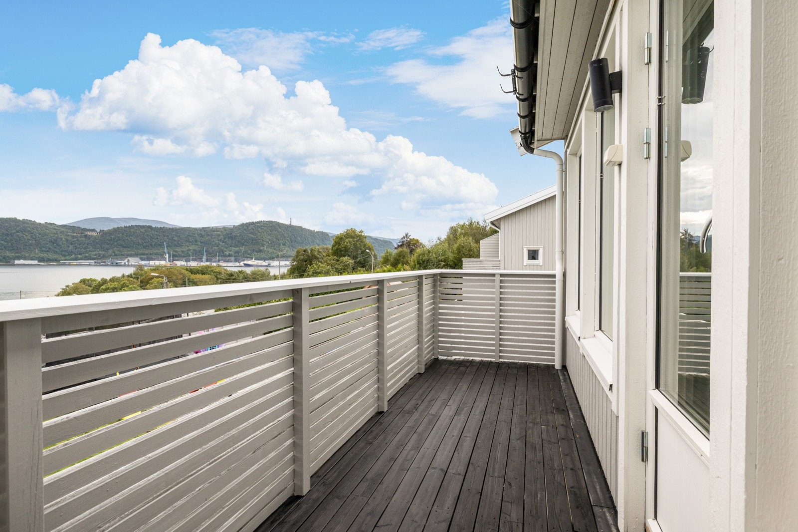 Fra stuen er det utgang til denne verandaen. Galleribilde