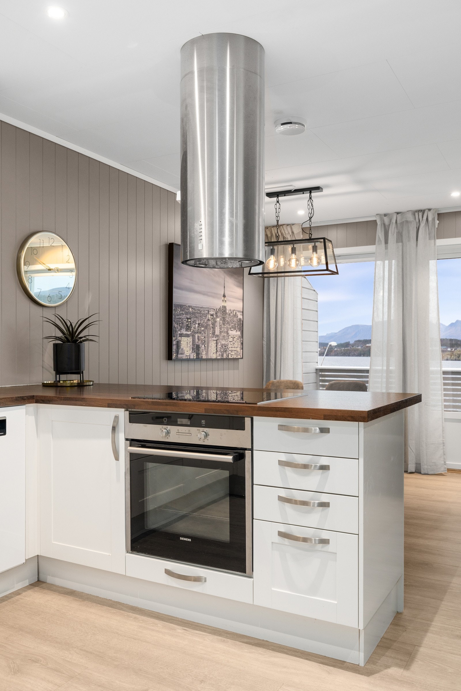 Flott kjøkken med lyse fronter og laminert benkeplate. Galleribilde