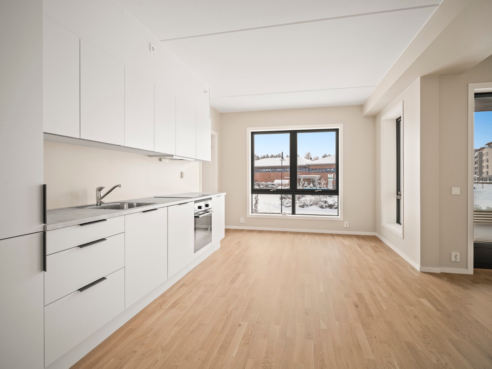 Hyggelig plass for spisebord ved vindu innenfor kjøkkenet. Galleribilde