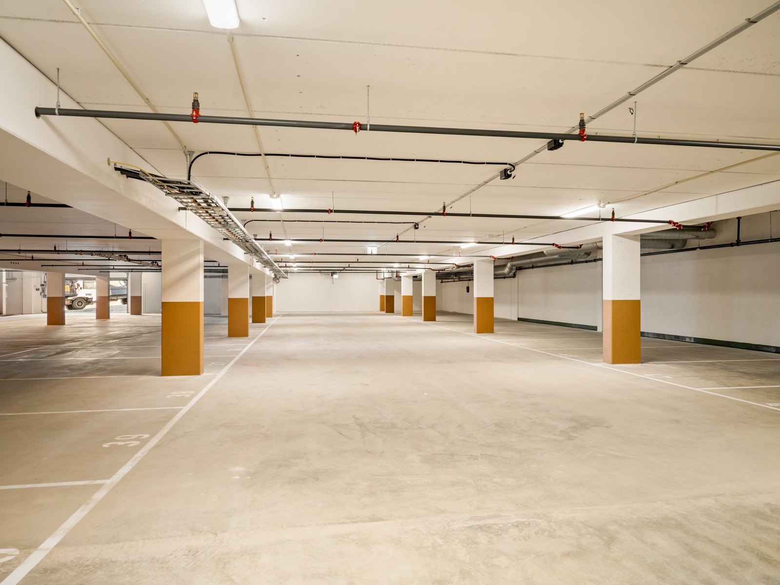 Fast biloppstillingsplass medfølger. Trappefri adkomst til denne via heis. Galleribilde