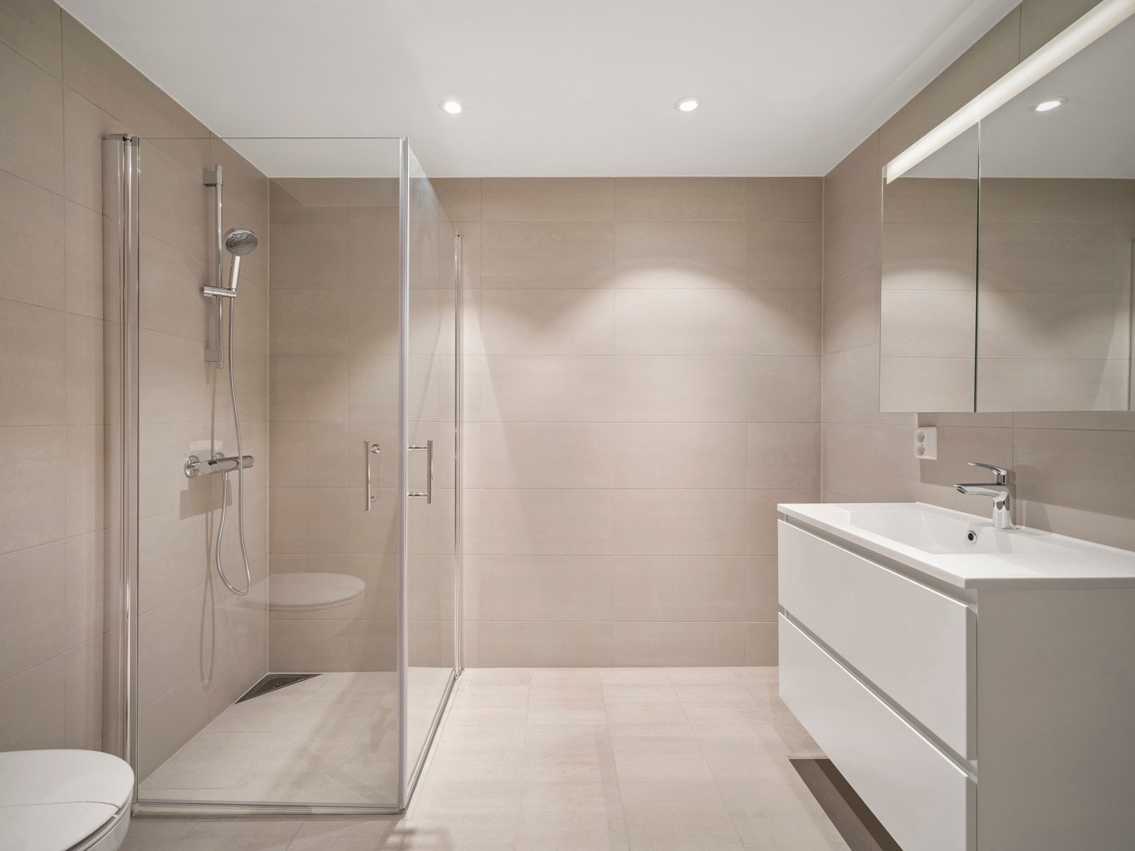 Delikat flislagt baderom. Delikat flislagt gulv/vegg. Varme i gulv. Downlights i himling. Galleribilde