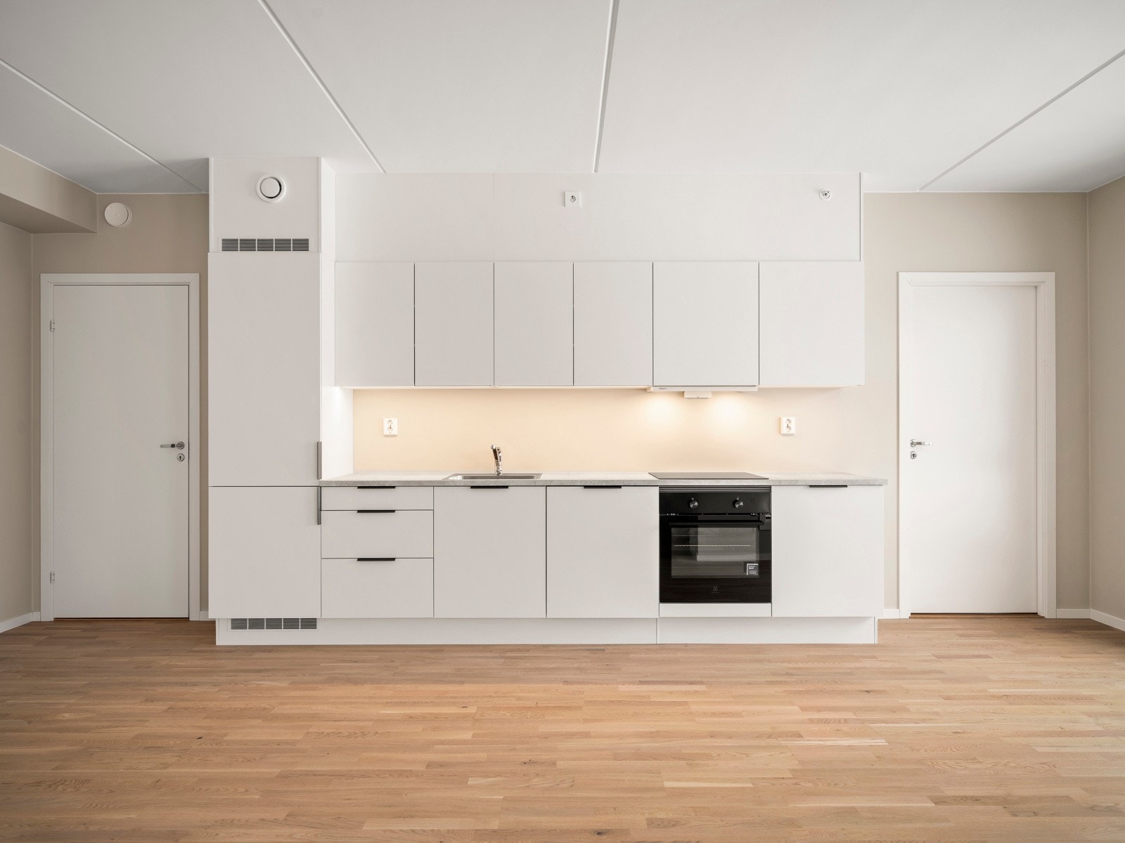 God skap og matlagningsplass, komplett utstyrt med integrerte hvitevarer. Galleribilde