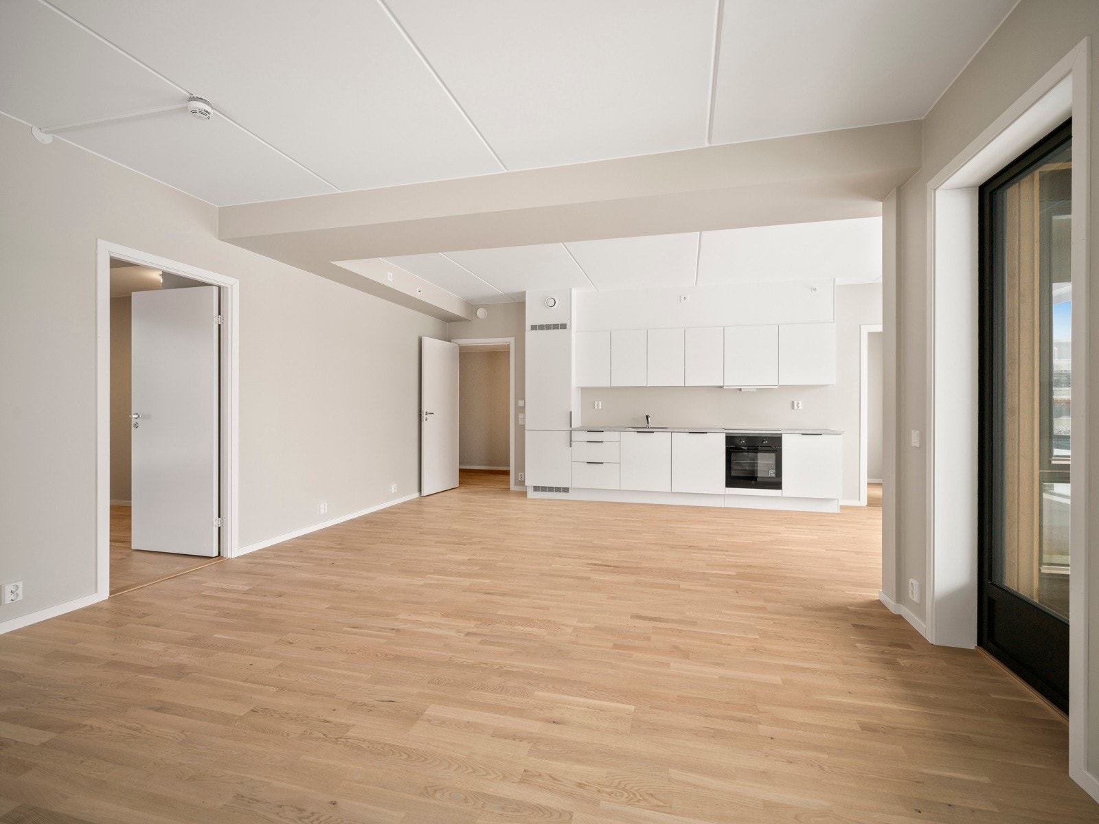 Romslig stue med gode lysforhold, stuen har utgang til balkong på 11 kvm. Galleribilde