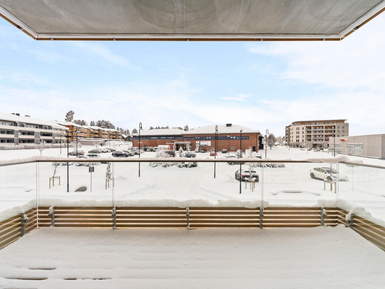 Romslig balkong på 11 kvm, sydvendt og solrikt. Galleribilde