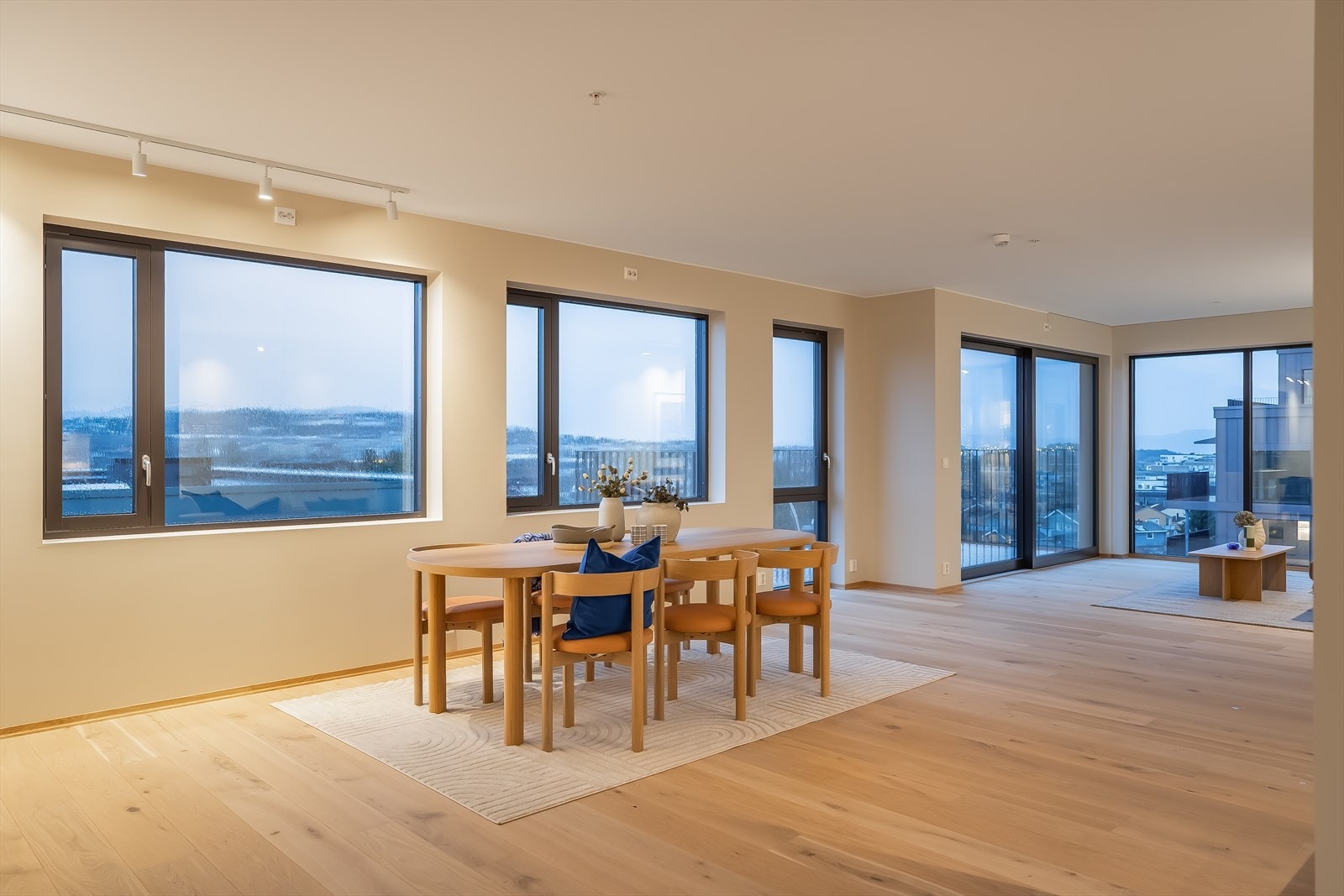 Leiligheten har en særdeles attraktiv og tilbaketrukket beliggenhet i øverste etasje, med rause vindusflater som byr på rikelig med naturlig lys fra flere himmelretninger. Galleribilde