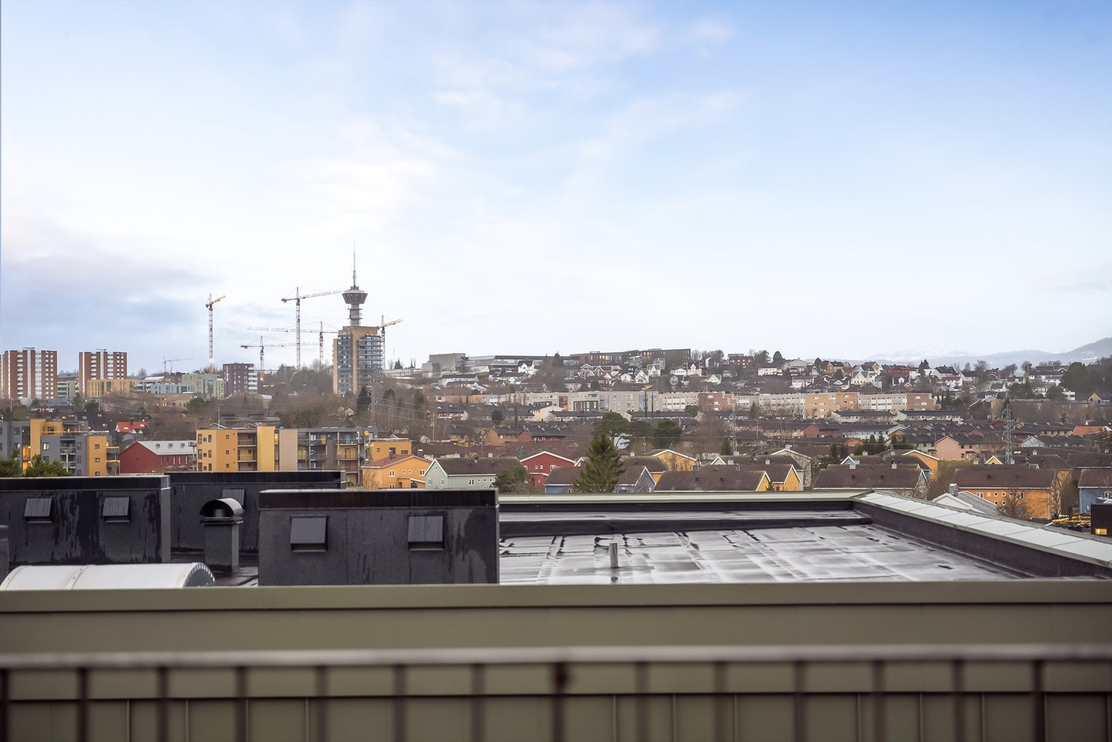 Balkongen strekker seg over hele 13,5 m² og byr på svært gode solforhold gjennom store deler av dagen. Her får du et herlig uteareal med god plass til sittegrupper etter eget ønske, samt en nydelig utsikt over bybildet og Bymarka. Galleribilde