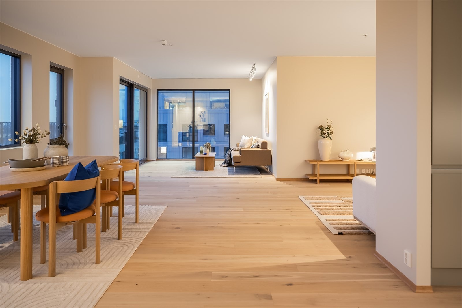 Det medfølger to faste parkeringsplasser i oppvarmet kjeller med mulighet for lader. Videre får man også bod i kjeller på 9m². Galleribilde