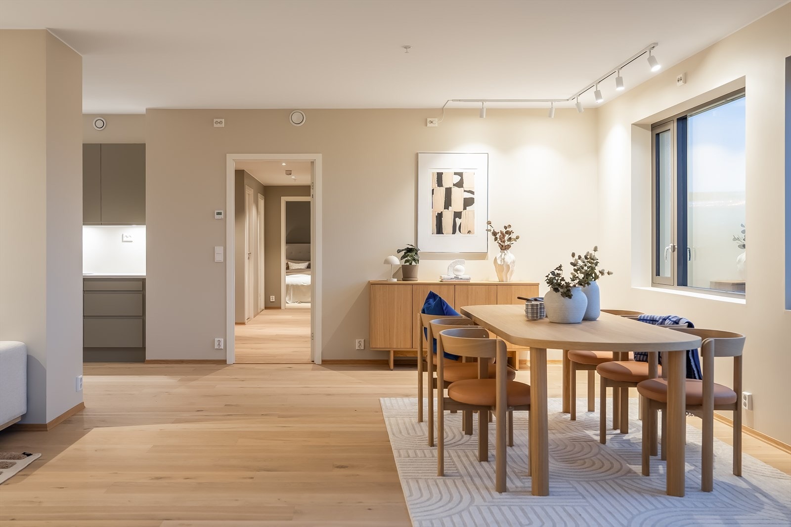 Etter dagens løsning får spisebordet sin naturlige plassering langs de sørvestvendte vindusflatene og skaper en lys og stemningsfull atmosfære. Galleribilde