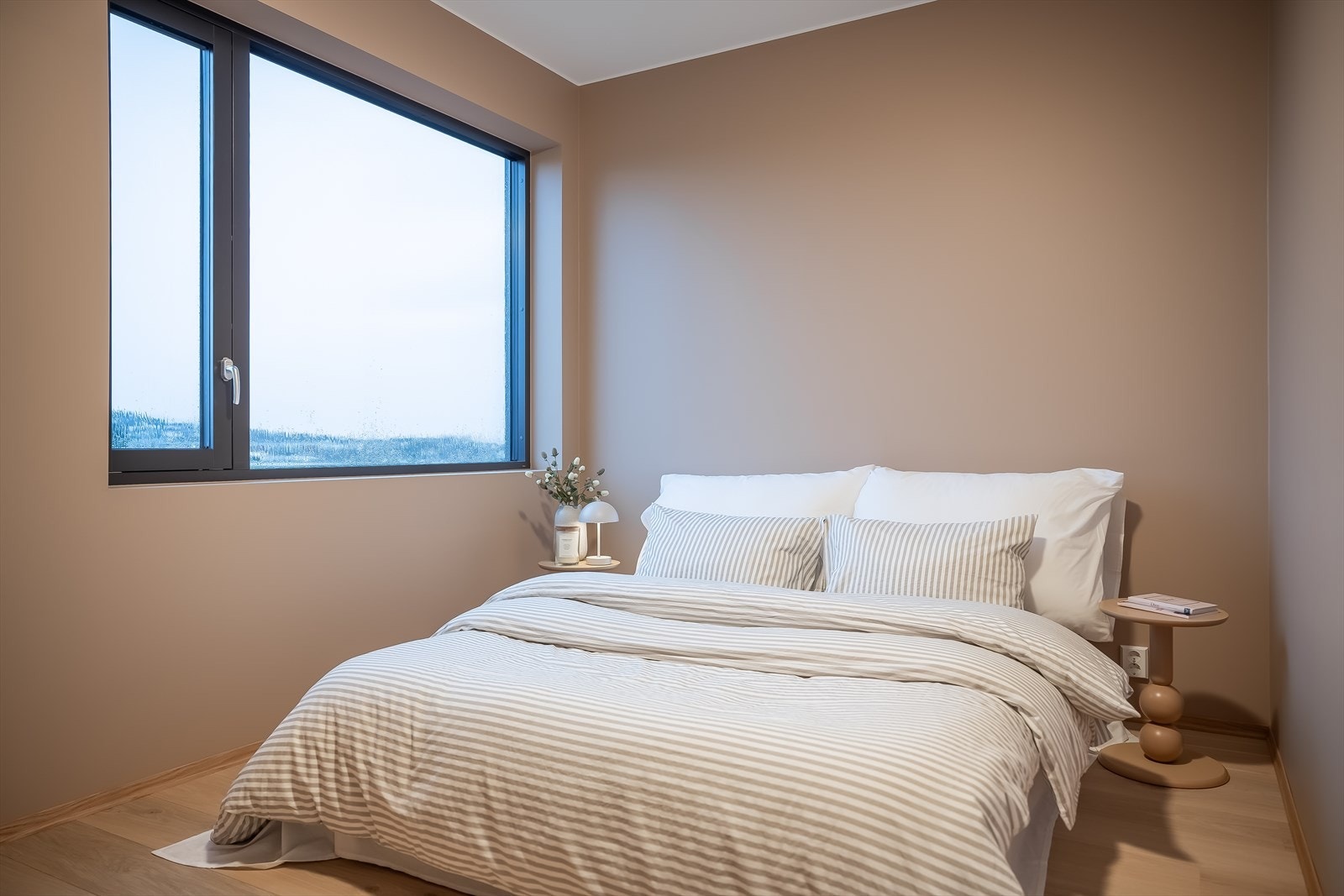 Det andre soverommet er på hele 10m². Her er det god plass til dobbeltseng, nattbord på begge sider og garderobeløsning. Galleribilde