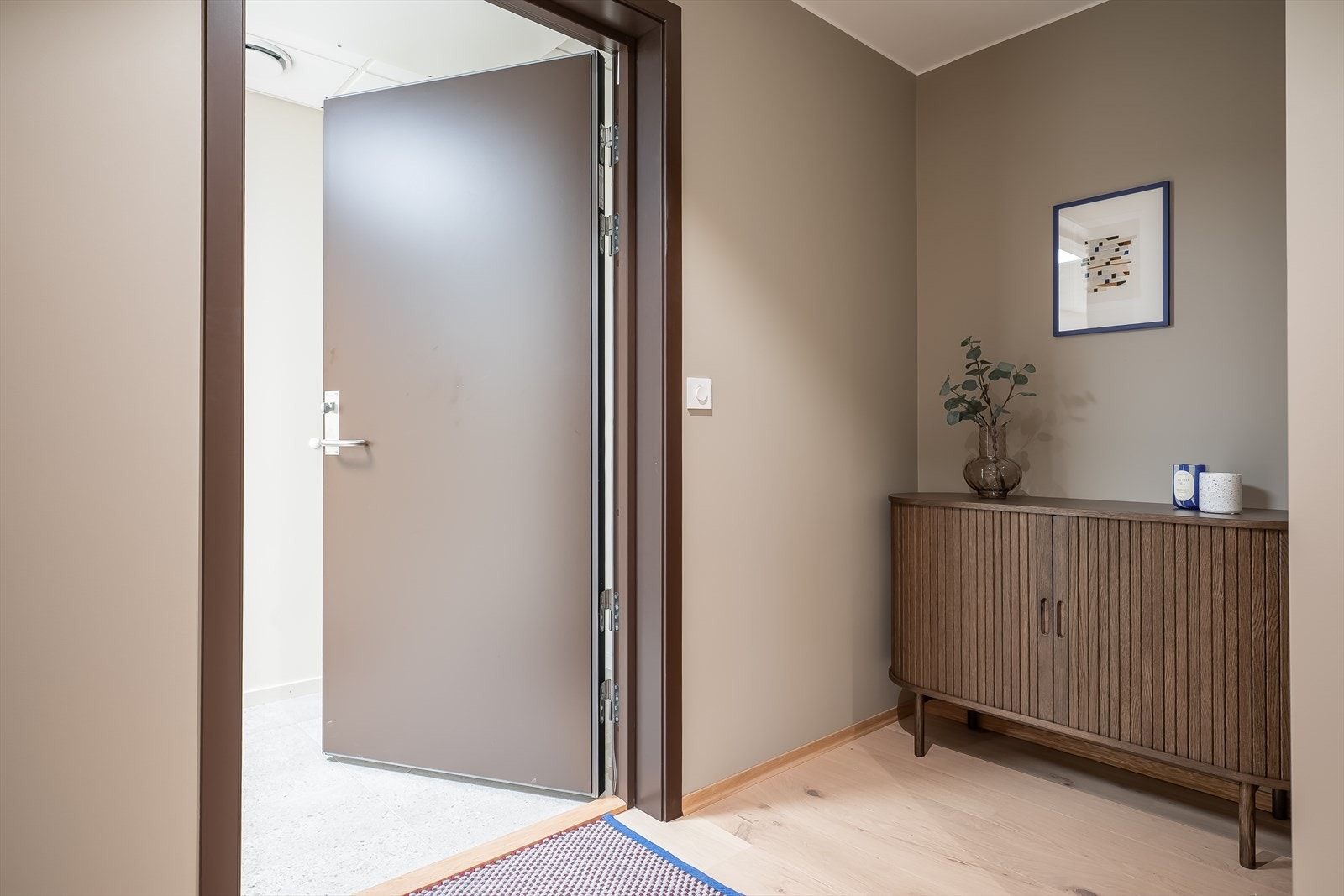 Innbydende og romslig entré på hele 14,5m² med god plass til oppbevaring av både sko og yttertøy. Galleribilde