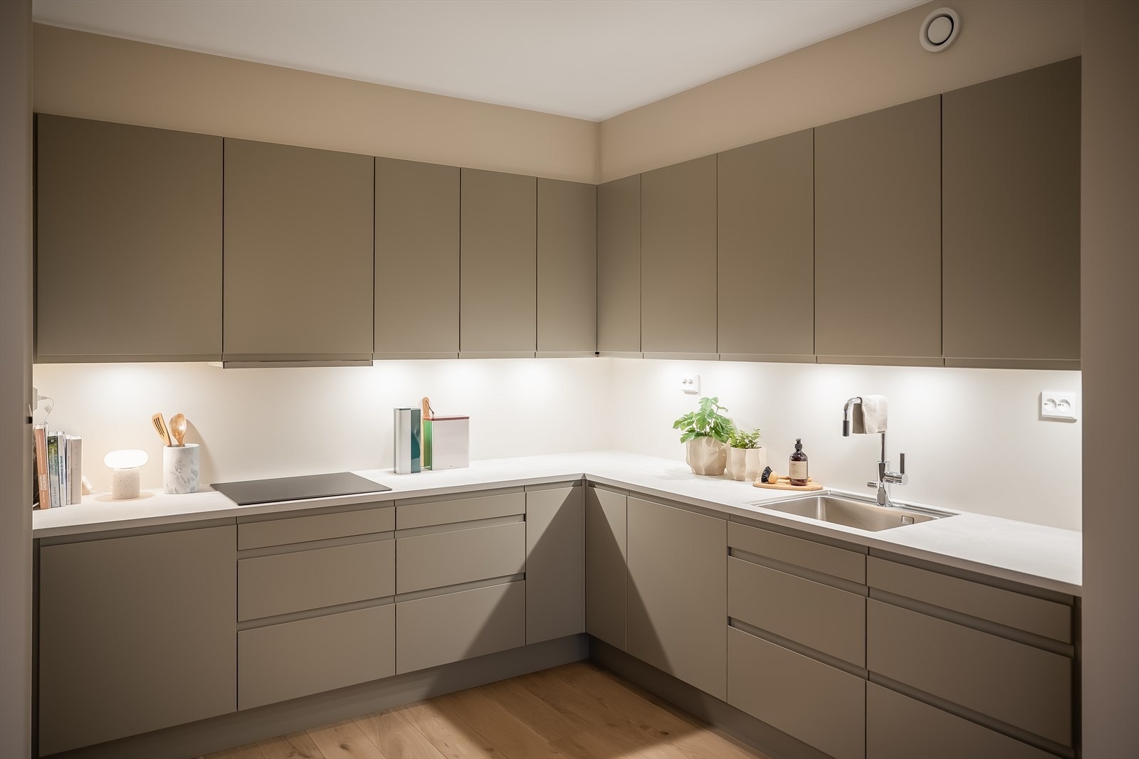 Kjøkkenet har integrerte hvitevarer som kjøl/frysskap, oppvaskmaskin, platetopp og stekeovn. Her får du rikelig med skap- og benkeplass. Galleribilde