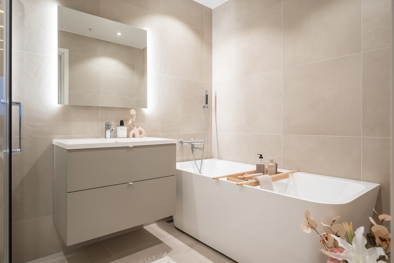 Badet tilknyttet soverommet er på 5,5m² og byr på behagelig gulvvarme som varmekilde. Lekre 60x60 fliser gir et stilrent og moderne uttrykk. Galleribilde