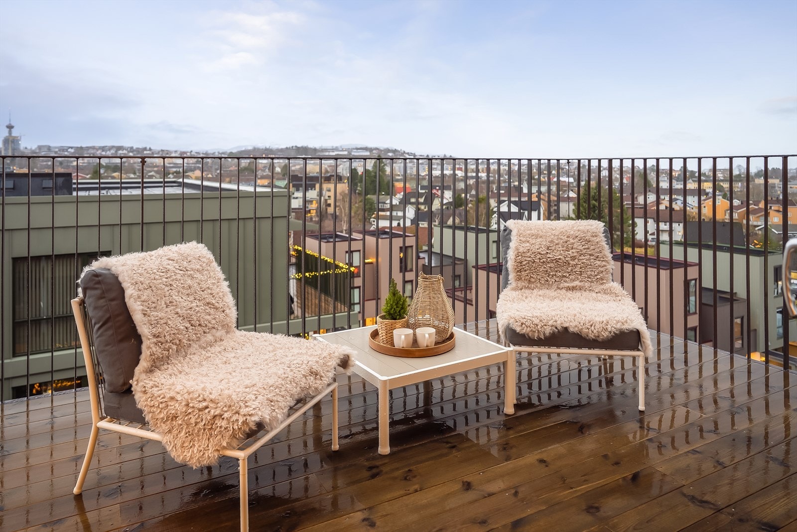 Leiligheten består av en romslig stue- kjøkkenløsning, to balkonger, tre soverom, to bad, vaskerom, innvendig bod og entrè. Minimalt med innsyn og kun èn nabo i oppgangen. Galleribilde