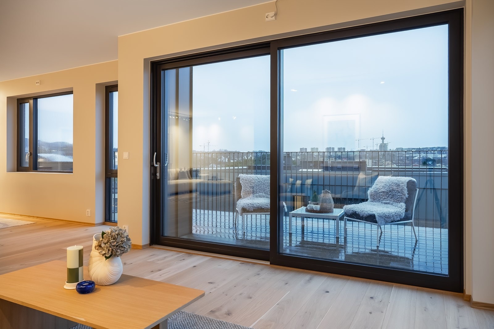 Praktisk skyvedørsløsning som fungerer som en forlengelse av stuen på fine sommerdager. Galleribilde