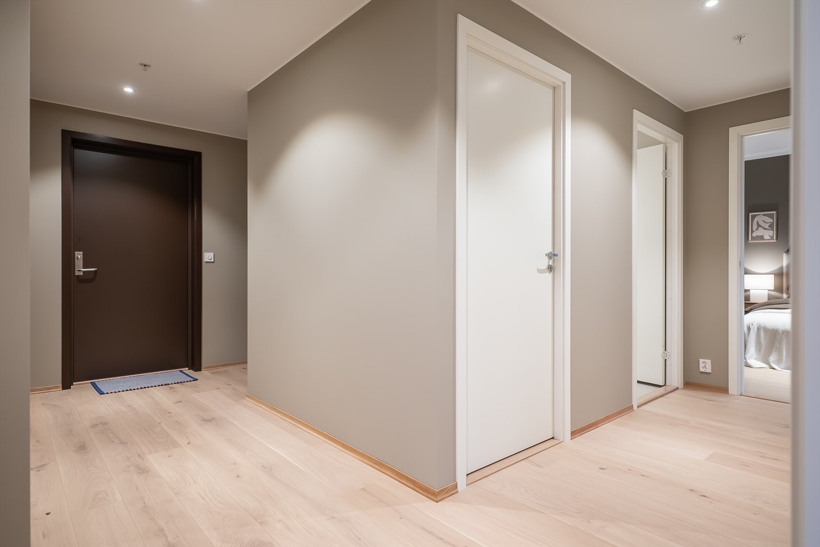 Første dør til høyre finner vi leilighetens innvendig bod på 2m². Galleribilde