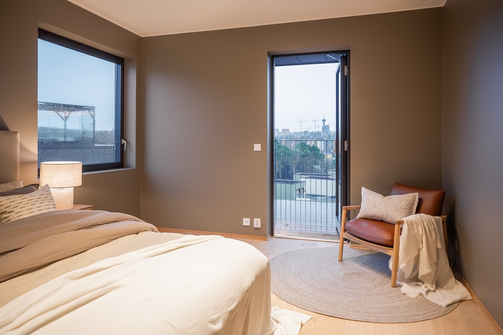 God plass til dobbeltseng, nattbord på begge sider av sengen og garderobeløsning. Galleribilde