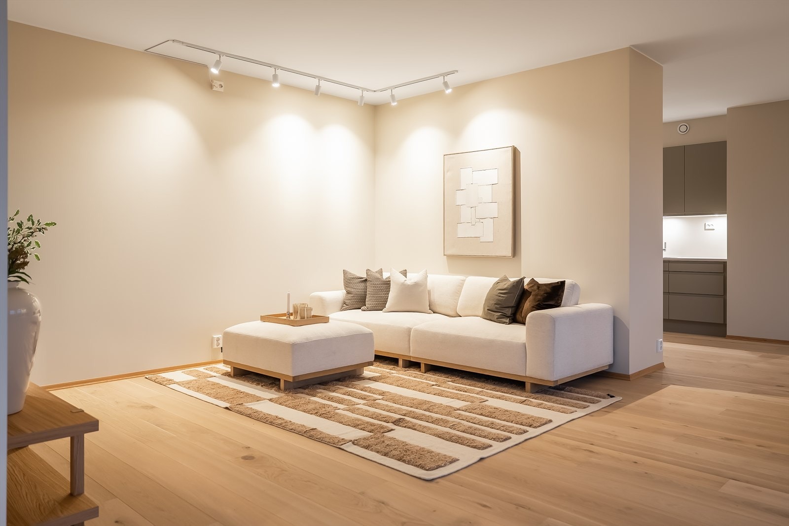 Videre byr stue- kjøkkenløsningen på 66m² på gode møbleringsmuligheter i de ulike sonene. Galleribilde