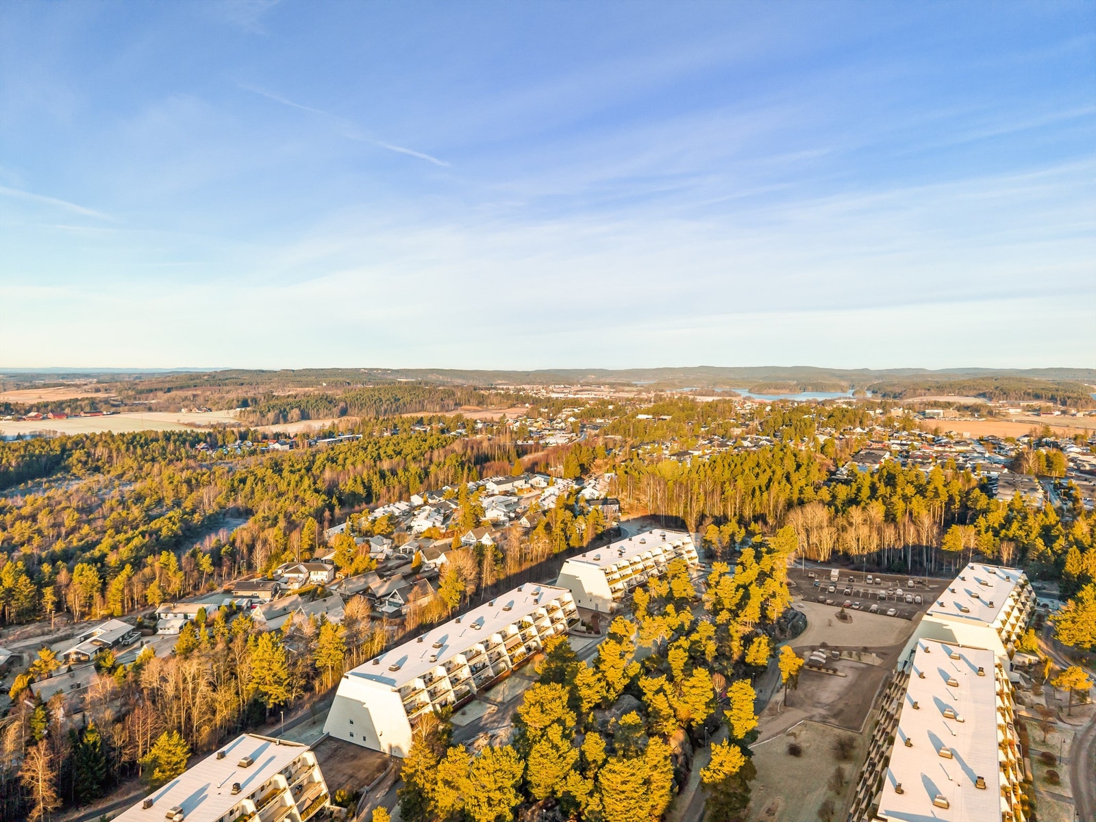 For besøkende er det gode parkeringsmuligheter rett i nærheten av blokken. Rett utenfor finnes både lekeapparater og stor tumleplass. Galleribilde