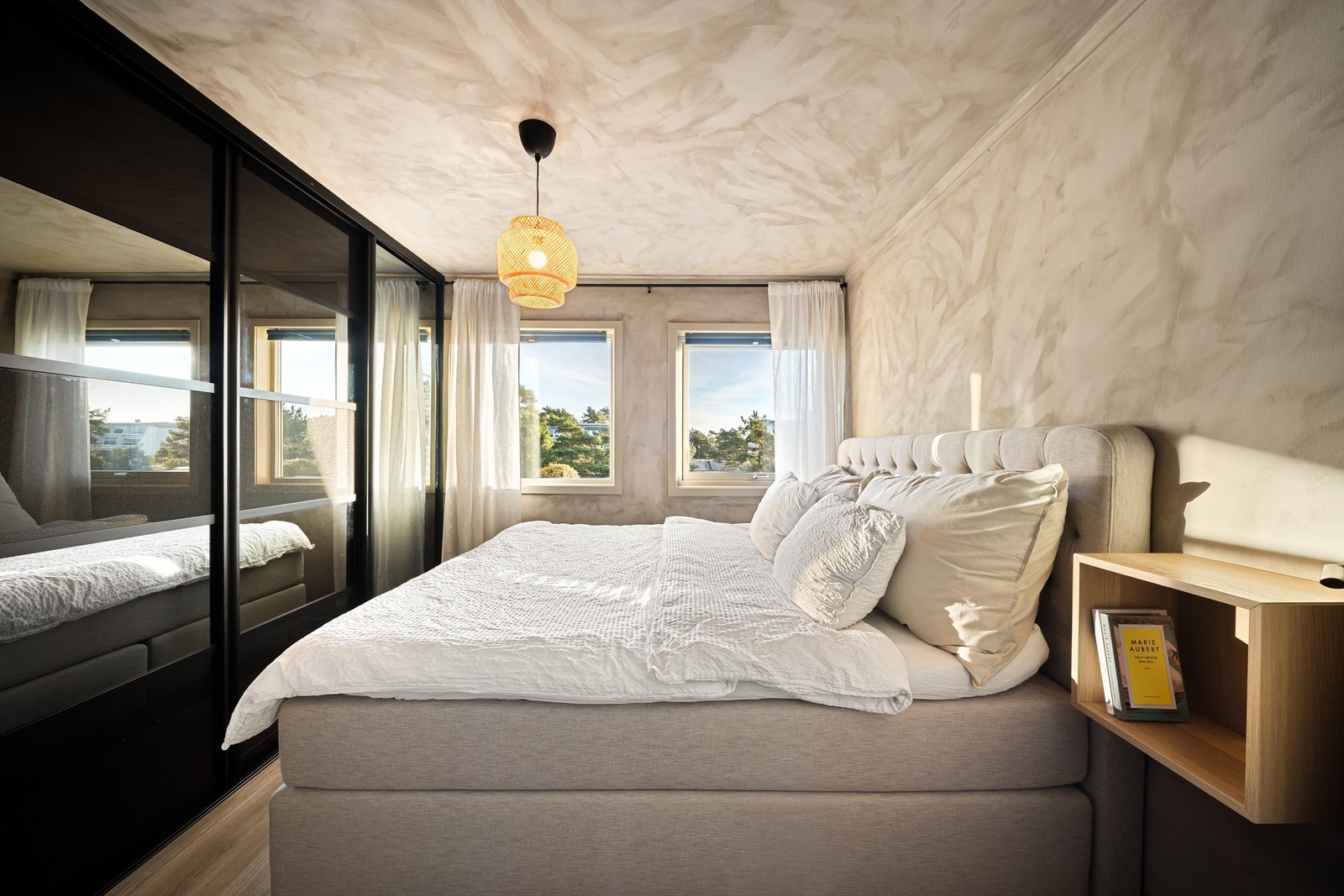 Soverommene er orientert i hver sin retning. Hovedsoverommet vender mot øst - bort fra varmende ettermiddags/kveldssol. Galleribilde