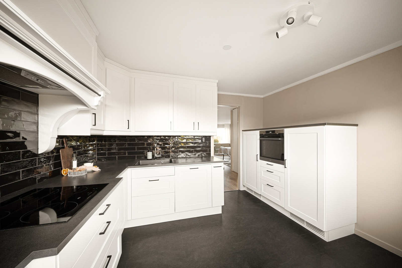 Alle kjøkkenets hvitevarer er integrert - stekeovnen i hendig arbeidshøyde. Praktisk er det også med stor, underlimt vask. Galleribilde