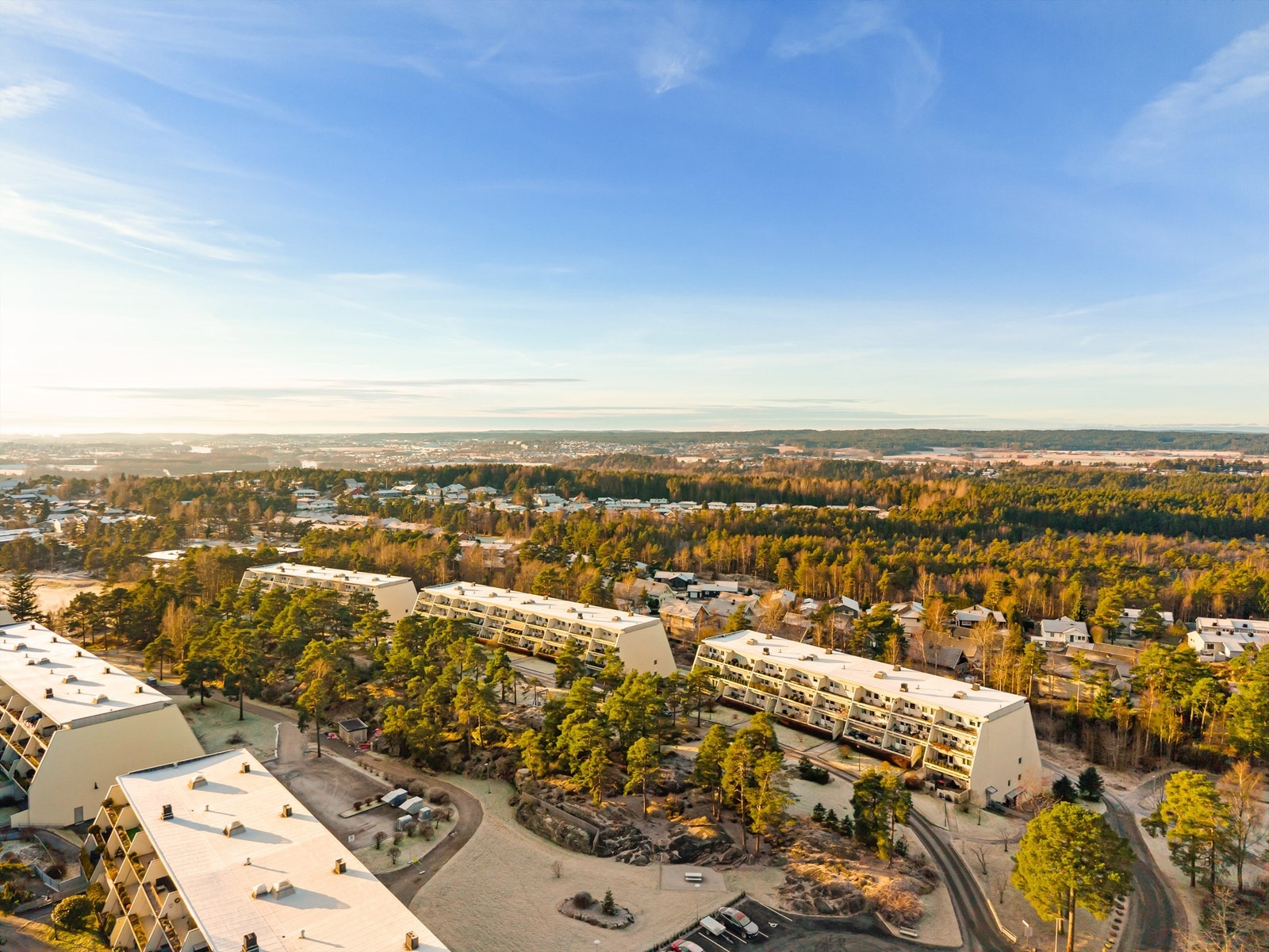 Borettslagets område er fredelig og barnevennlig. Gangvei leder direkte til Hannestad barneskole på andre siden av skogholtet. Galleribilde