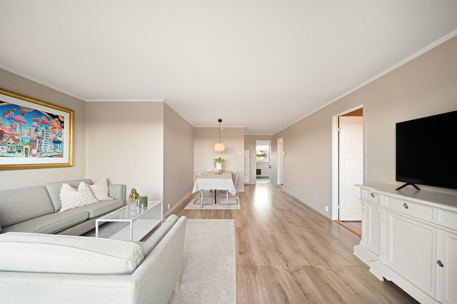 I den langstrakte stuen er det lett å finne plass til store sittegrupper som en sofa og et spisebord. Kjøkkenet er på motsatt side av entreen. Galleribilde