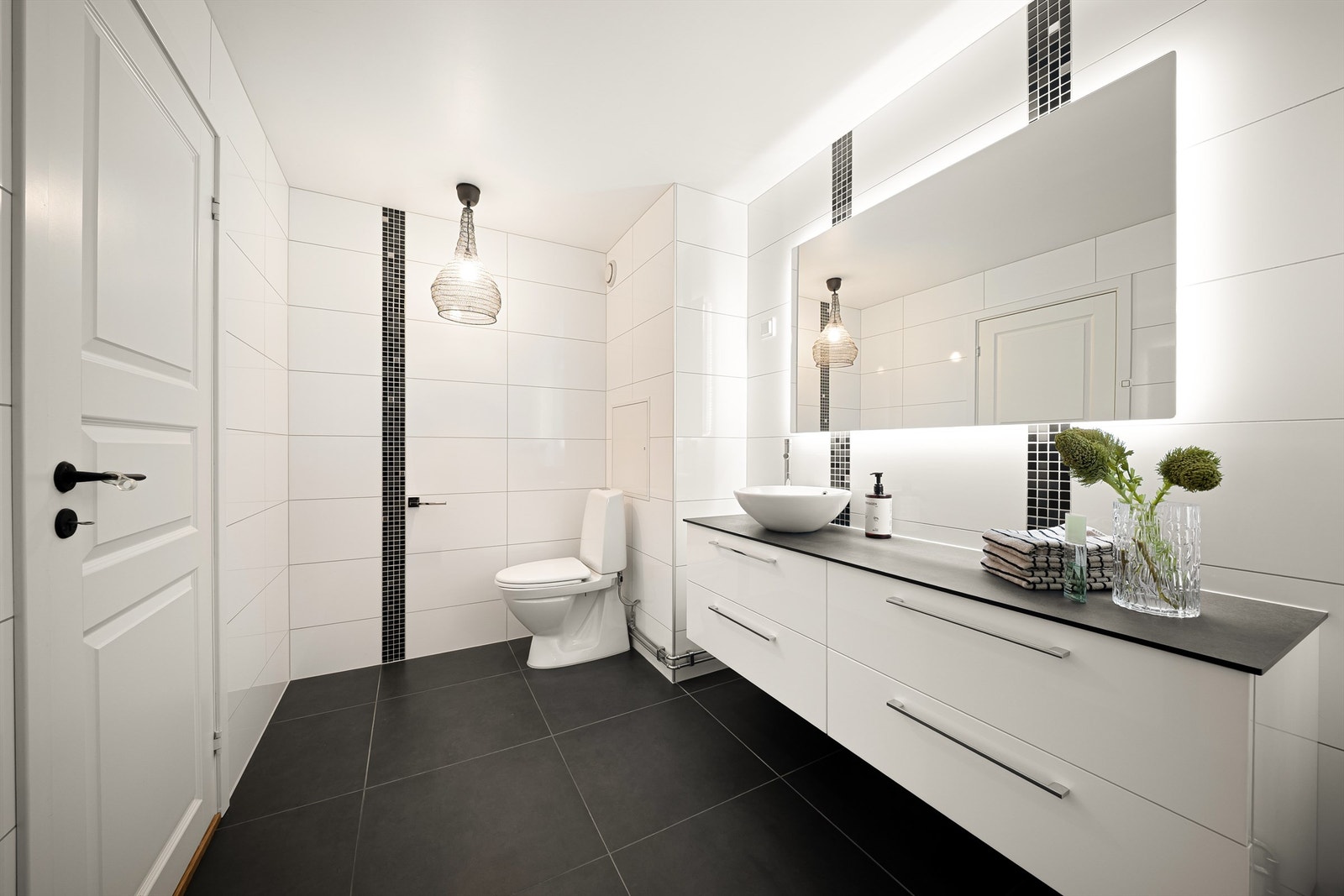 Badet ble i 2017 bygget opp på nytt fra bunnen av, med fliser på gulv og vegger. I gulvet er det elektrisk varme. Galleribilde