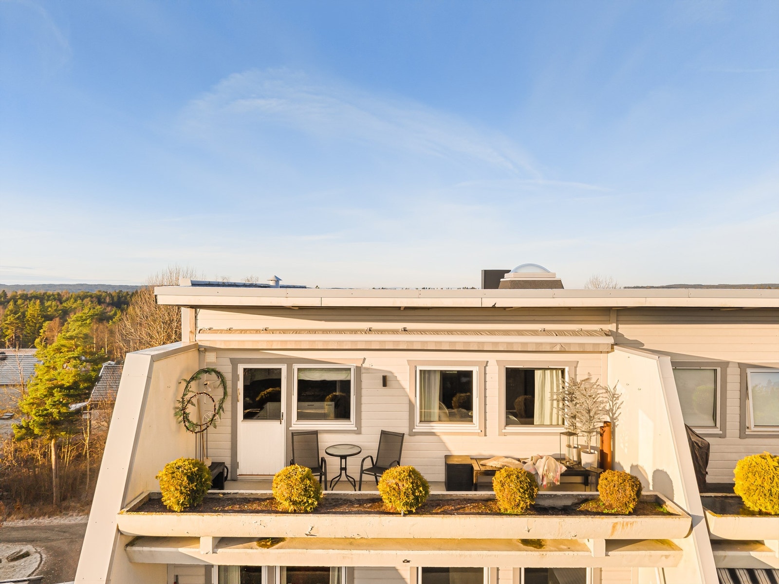 Leiligheten er gjennomgående i øverste etasje, med balkong mot både øst og vest.
Fotograf; Kristoffer Kristiansen. Galleribilde