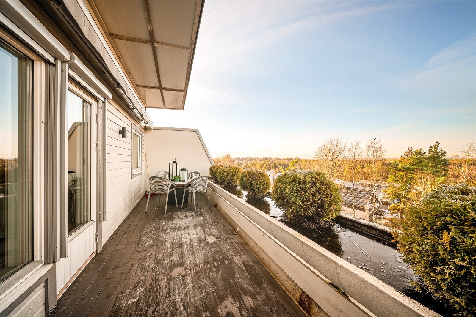 På den vestre balkongen sees vid og langstrakt utsikt. Her er det sommerstid sol fra utpå ettermiddagene til sen kveld. Galleribilde