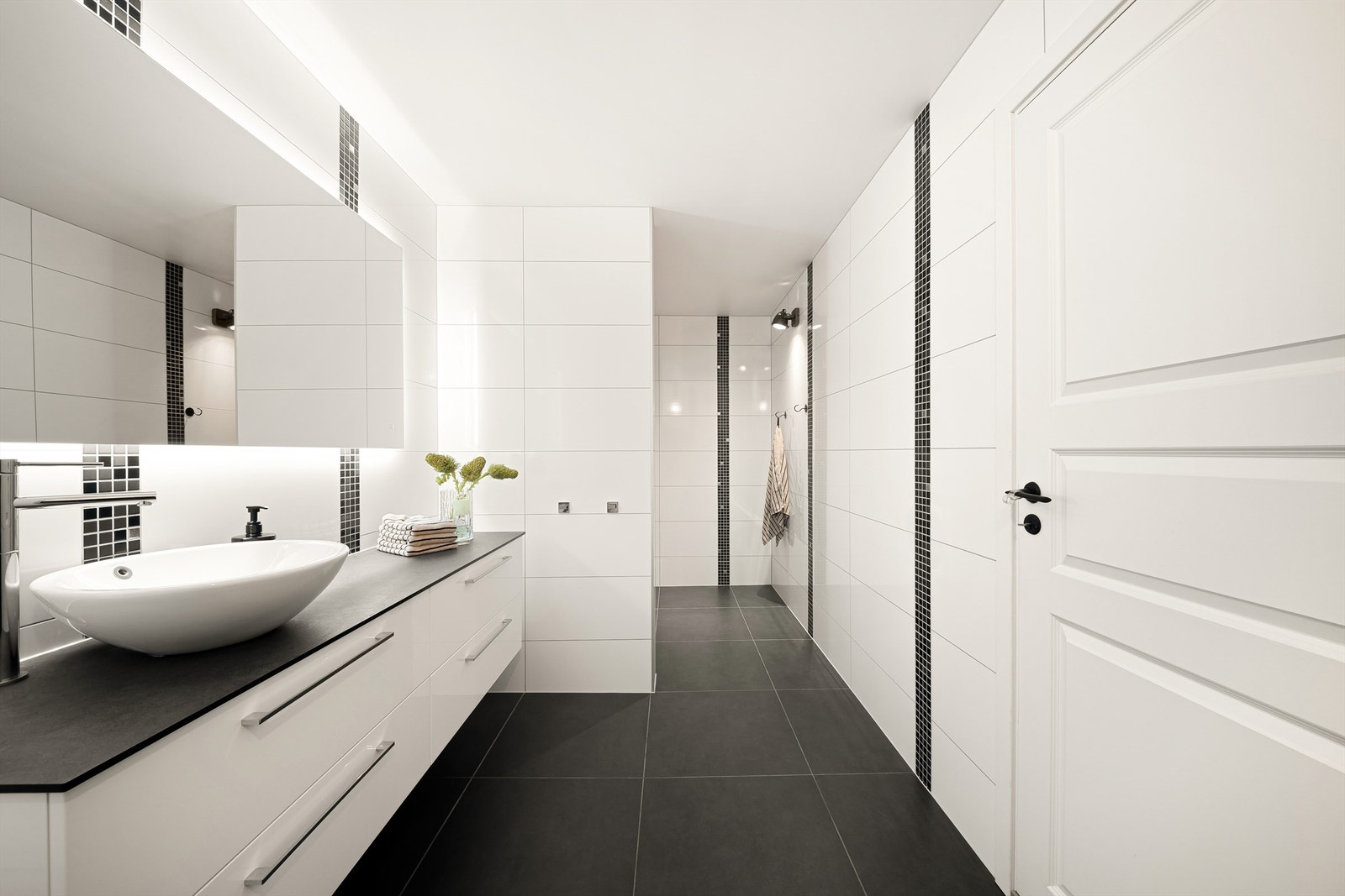 Innerst på badet finnes både dusjhjørne og plass til vaskesøyle. Galleribilde