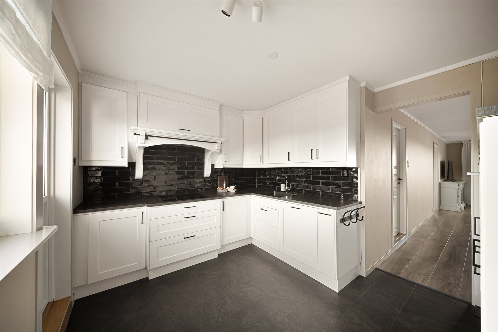 Kjøkkenet ble i 2017 oppgradert med både nye overflater og helt ny innredning. Gulvet er her utført med en praktisk overflate av fliser. Galleribilde