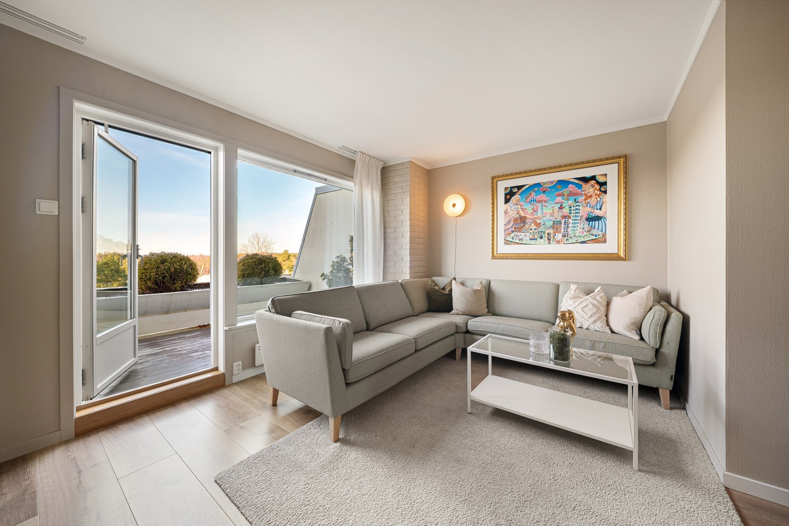 Høyden av øverste etasje betyr at leiligheten er både lysfylt og uten innsyn. Fra stuen sees flott landskapsutsikt mot vest. Galleribilde