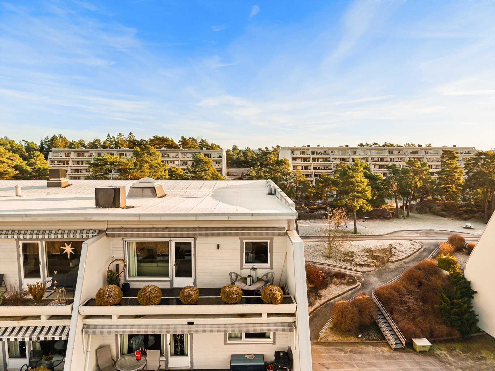 Heldekkende markise er montert over begge balkonger. Galleribilde