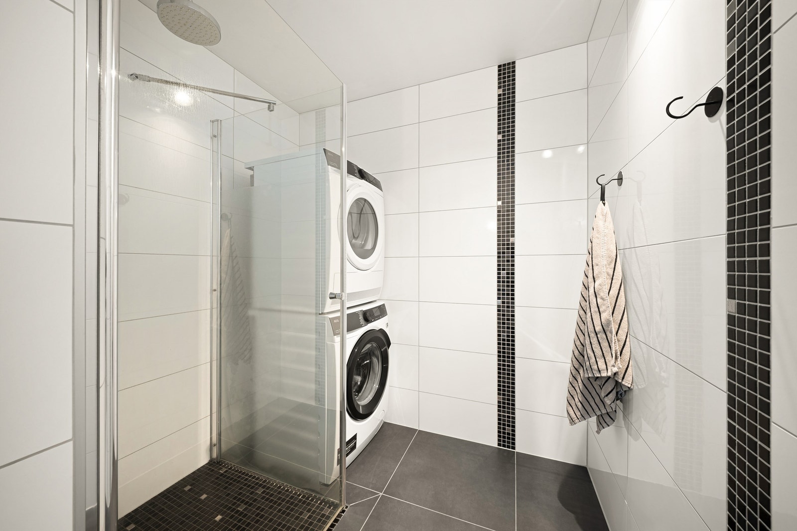 Dusjhjørnet er utstyrt med hånd- og regndusj.
Varmtvann er inkludert i fellesutgiftene. Galleribilde