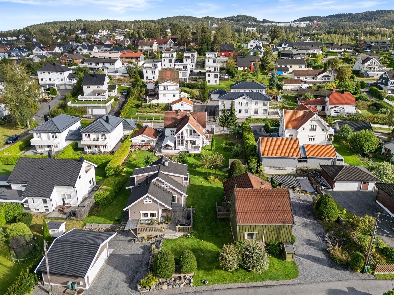 Fra eiendommen er det kort vei til Strømmen Storsenter, som ligger 10 minutter unna. Galleribilde