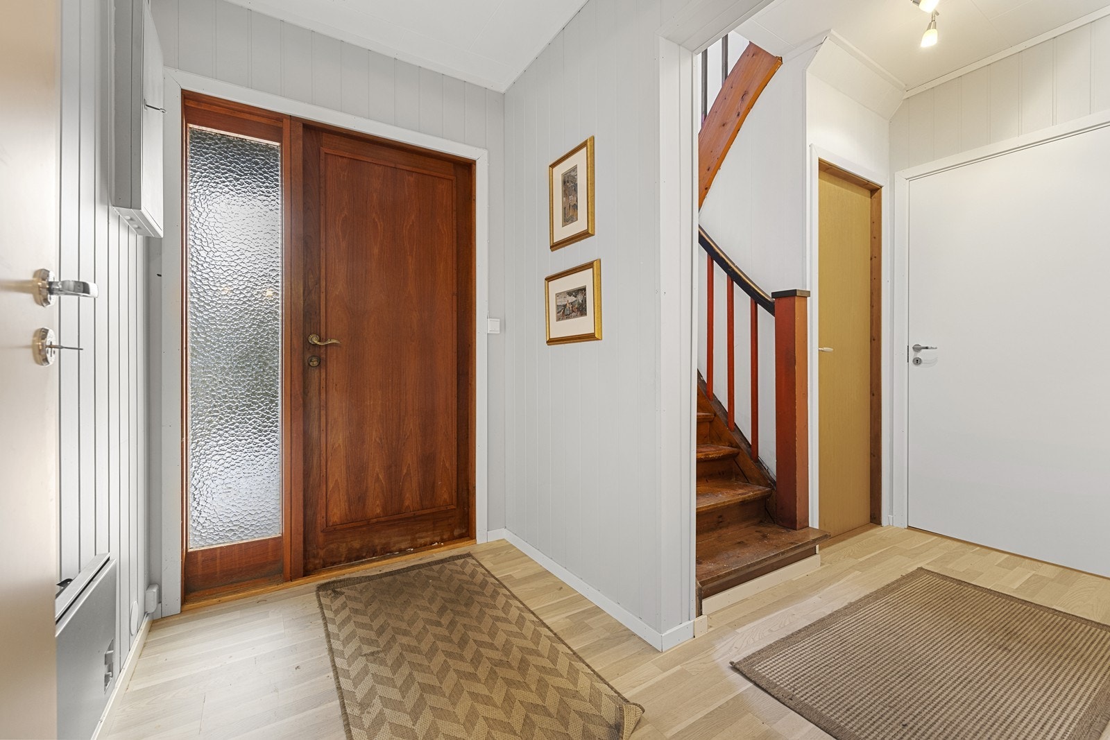 Entré med mulighet for oppheng av yttertøy og plassering av sko. Tilgang til trapperom. Galleribilde