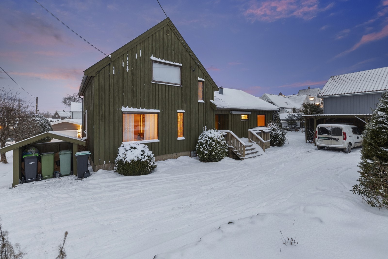 Bussholdeplassen Strømsbergveien ligger kun 300 meter unna, med avganger hvert kvarter i rushtiden. Galleribilde