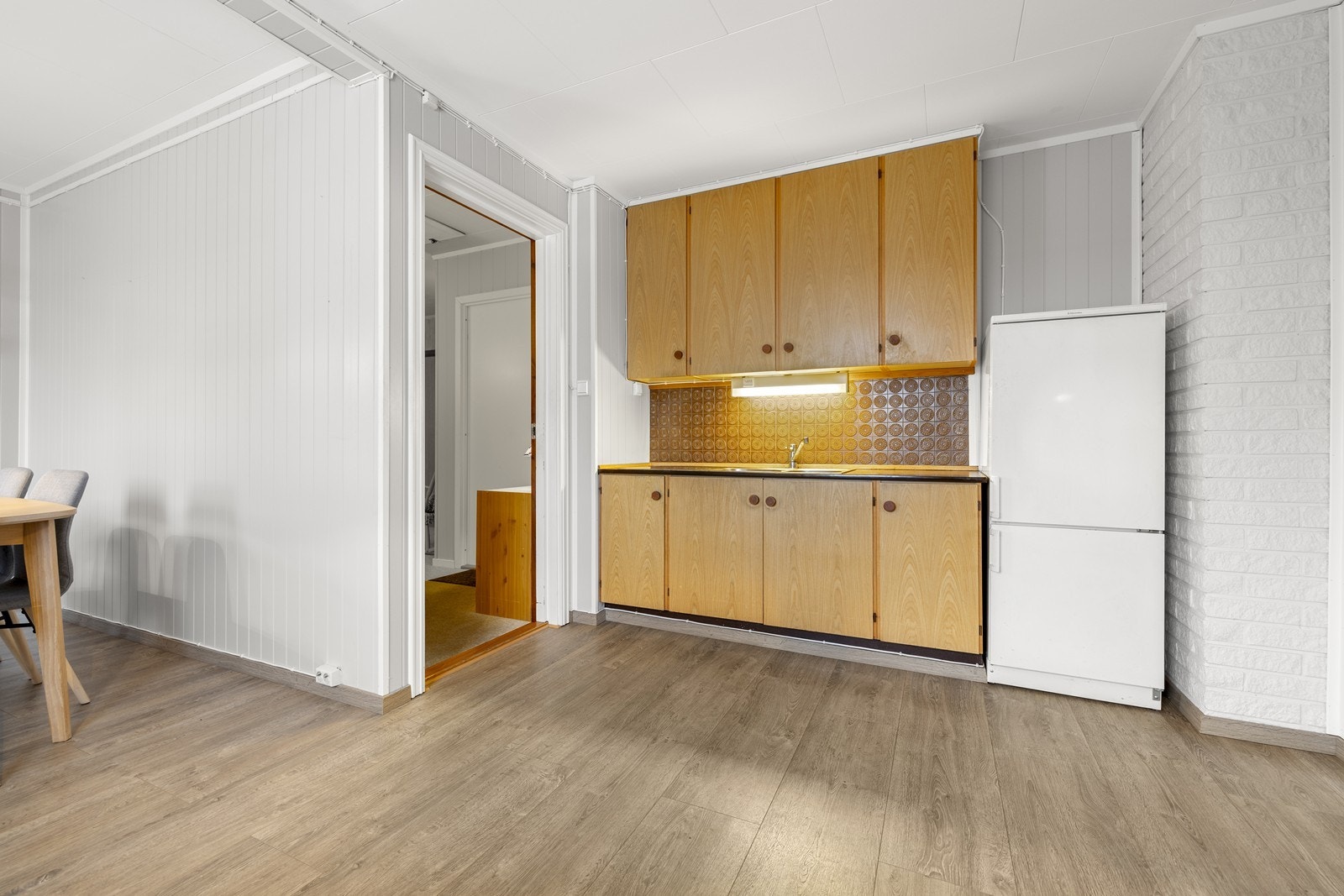 Innredningen har glatte fronter og benkeplate i laminat. Galleribilde