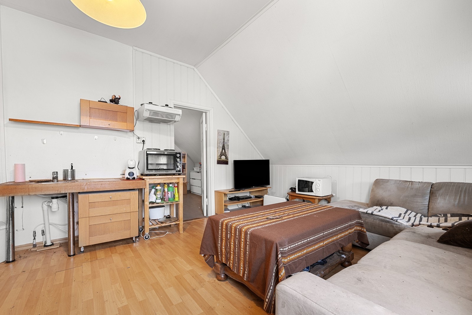 Etasjen benyttes som en hybelenhet hvor det er etablert et provisorisk kjøkken, og hvor det er tilgang til stue, soverom og bad. Galleribilde