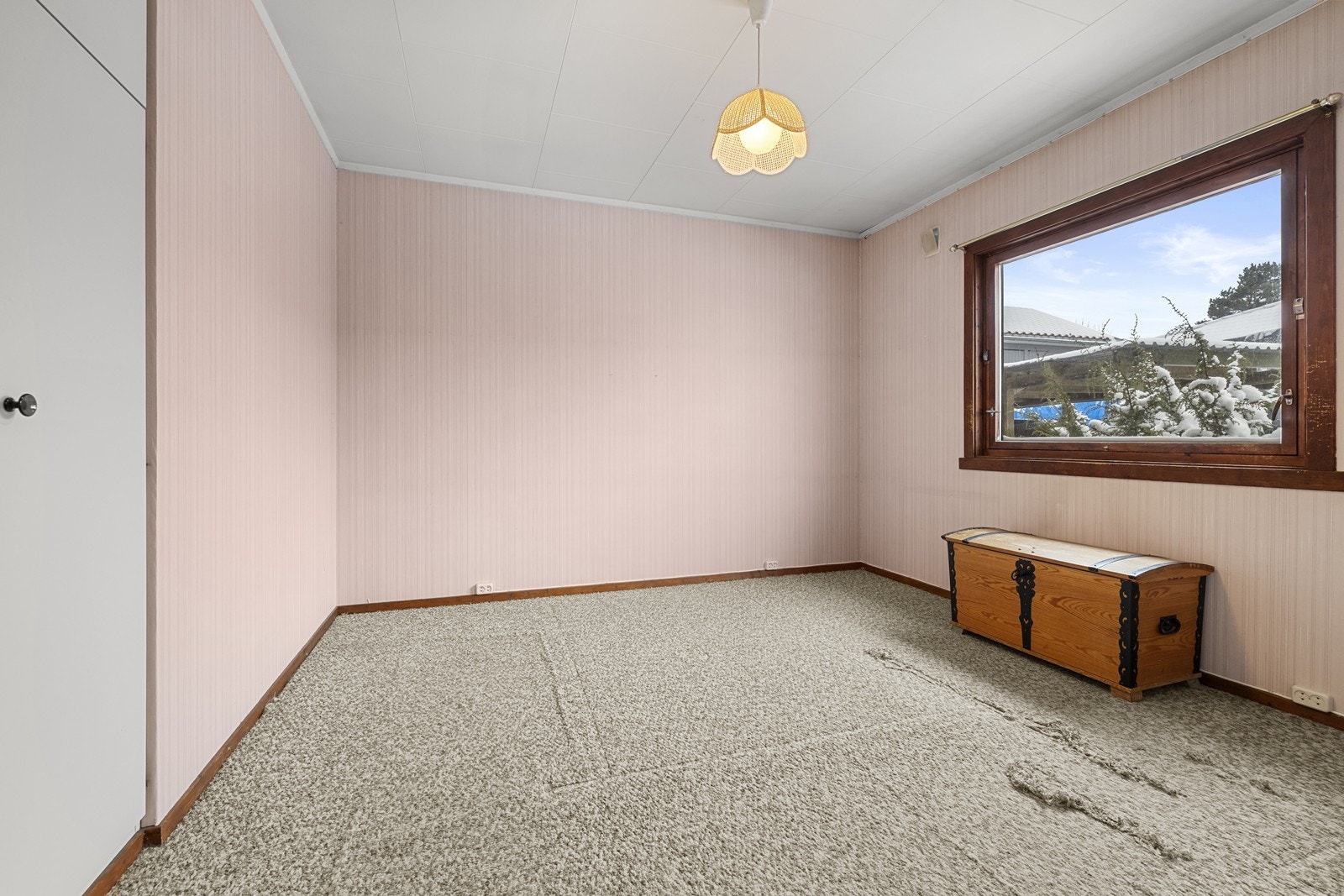 Soverom II er i rosanyanser og kan benyttes alt etter behov. Plassbygde skap. Galleribilde